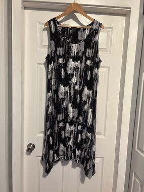 Tahari Black & White Asymmetrical Sleeveless Shift Dress